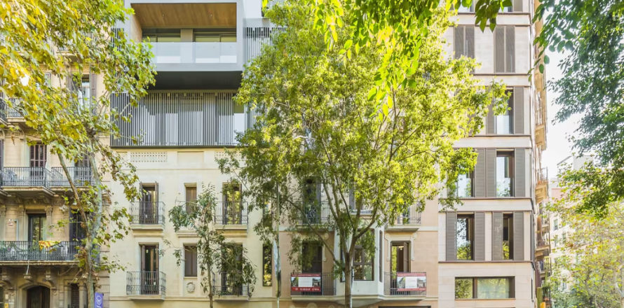 3 bedrooms Apartment in L'Eixample, Spain No. 25867