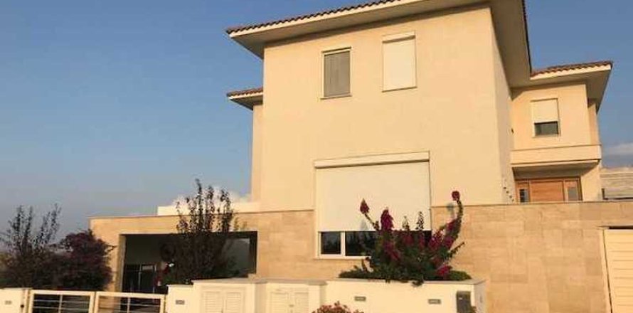 5 bedrooms House in Latsia, Cyprus No. 29570