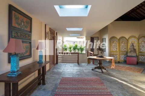 4 bedrooms Villa in Jimbaran, Indonesia No. 23481 7