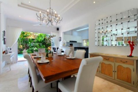 3 bedrooms Villa in Seminyak, Indonesia No. 22955 4