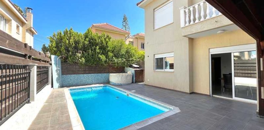 3 bedrooms House in Limassol, Cyprus No. 44452