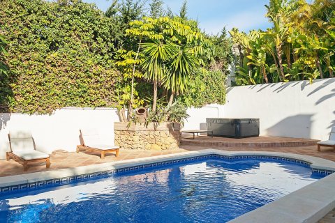 4 bedrooms Villa in Marbella, Spain No. 27325 3