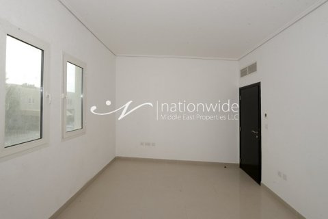 4 bedrooms Villa in Abu Dhabi, UAE No. 3989 7