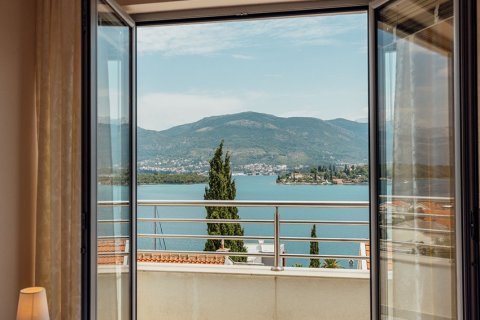 2 chambres Appartement à Tivat, Montenegro No. 66766 14