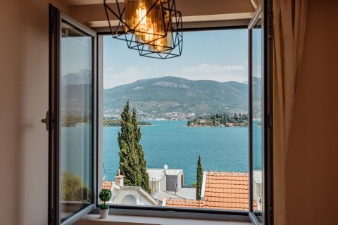 2 chambres Appartement à Tivat, Montenegro No. 66766 18