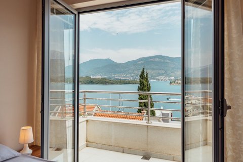 2 chambres Appartement à Tivat, Montenegro No. 66766 20