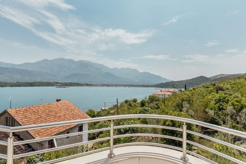 2 chambres Appartement à Tivat, Montenegro No. 66766 9