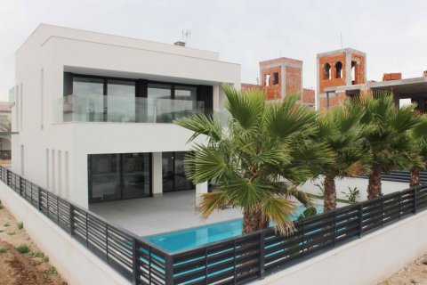 4 dormitorios Villa en La Marina, Spain No. 25997 1