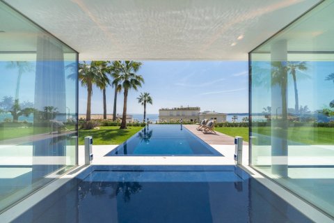 5 bedrooms Villa in Cannes, France No. 67316 3