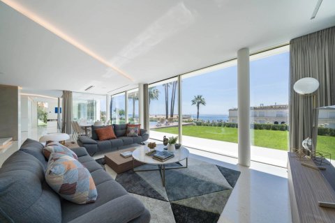 5 bedrooms Villa in Cannes, France No. 67316 8