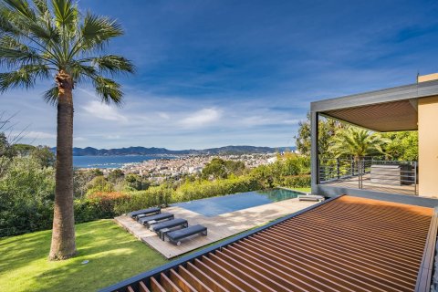 5 bedrooms Villa in Cannes, France No. 67318 3