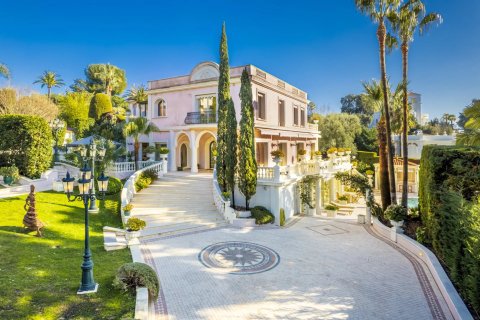 5 bedrooms Villa in Antibes, France No. 67317 4