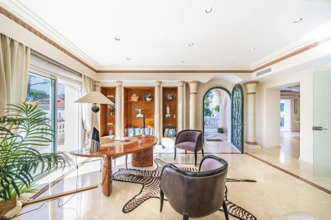 5 bedrooms Villa in Antibes, France No. 67317 7