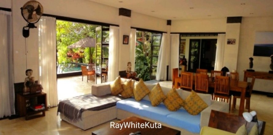 3 bedrooms Villa in Canggu, Indonesia No. 23045