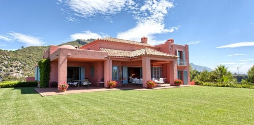 5 bedrooms House in Benahavis, Spain No. 25507