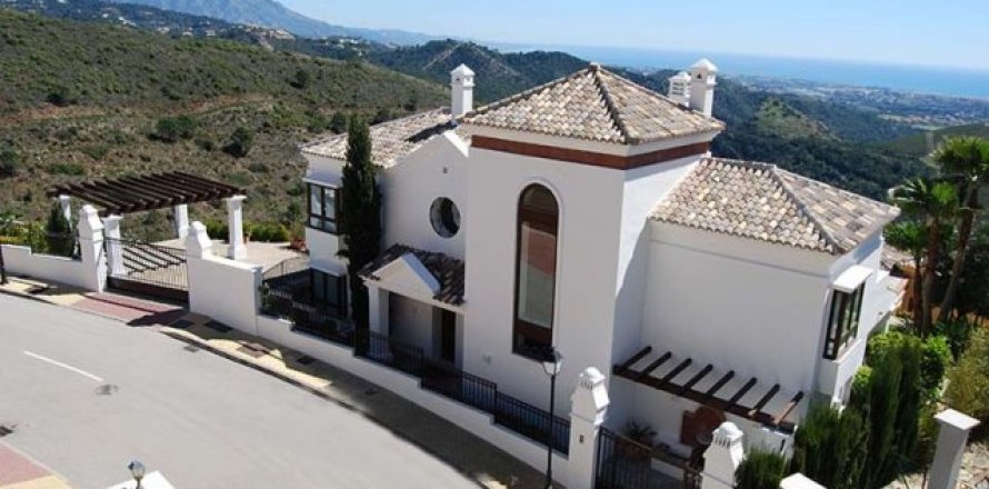 4 bedrooms House in Benahavis, Spain No. 25510