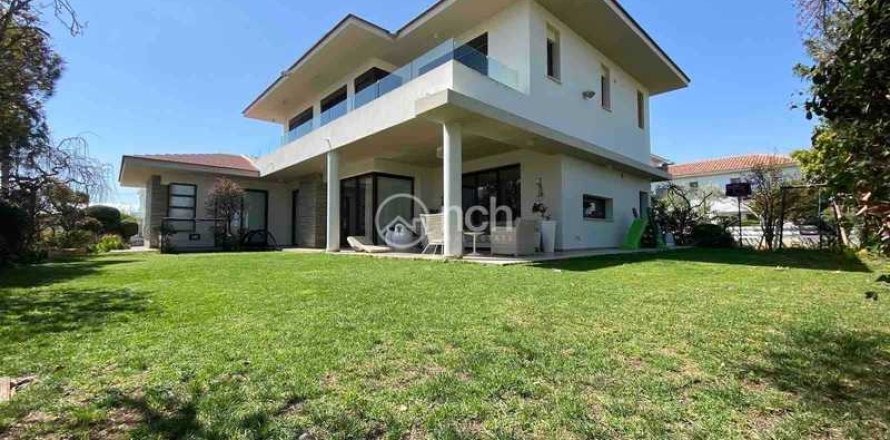 6 bedrooms House in Strovolos, Cyprus No. 29948