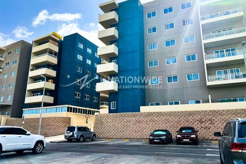 3 dormitorios Apartment en Al Reef, UAE No. 3757 1