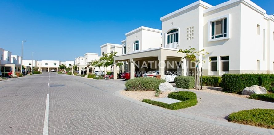 3 dormitorios Villa en Al Ghadeer, UAE No. 3759