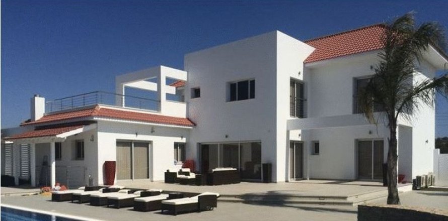 5 bedrooms Villa in Famagusta, Cyprus No. 37051