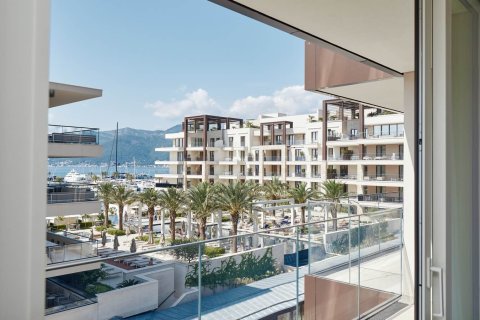 2 chambres Appartement à Tivat, Montenegro No. 66987 4