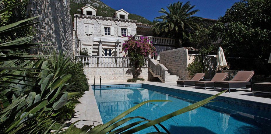 3 bedrooms Villa in Kotor, Montenegro No. 66986