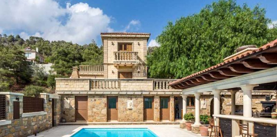 4 bedrooms House in Moniatis, Cyprus No. 77361