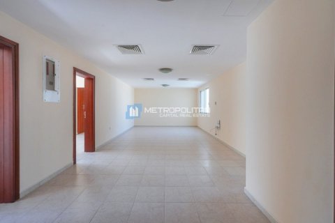 4 bedrooms Villa in Abu Dhabi, UAE No. 66110 13