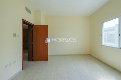 4 bedrooms Villa in Abu Dhabi, UAE No. 66110 10