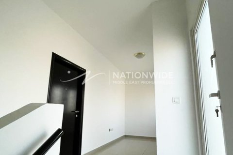 5 bedrooms Villa in Abu Dhabi, UAE No. 3813 9