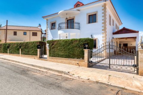 4 bedrooms Villa in Famagusta, Cyprus No. 36806 1