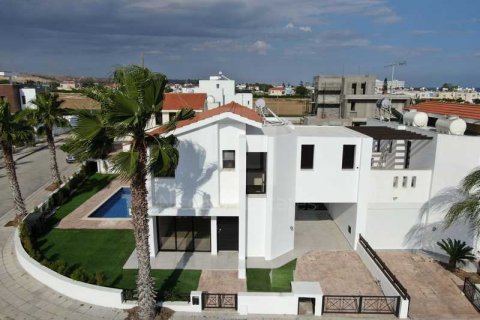 4 bedrooms House in Larnaca, Cyprus No. 30710 3