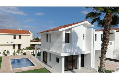 4 bedrooms House in Larnaca, Cyprus No. 30710 1