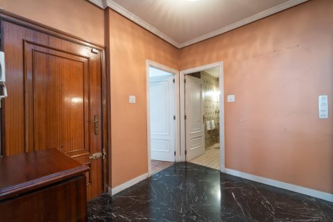 4 bedrooms Apartment in Madrid, Spain No. 26696 11