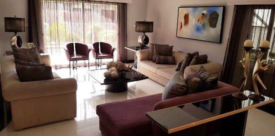 5 bedrooms Villa in Germasogeia, Cyprus No. 77306