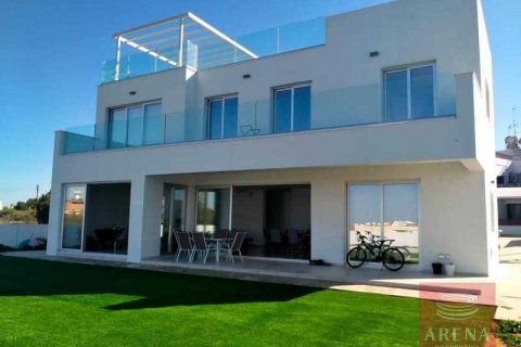 4 bedrooms Villa in Paralimni, Cyprus No. 28938 2