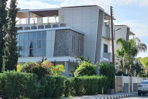 4 bedrooms Villa in Agios Tychonas, Cyprus No. 28934 1