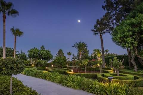 7 bedrooms Villa in Marbella, Spain No. 27561 10