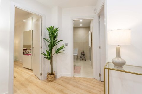 2 dormitorios Apartment en Madrid, Spain No. 26462 4