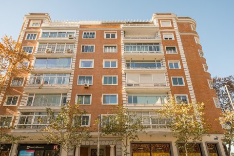 3 bedrooms Apartment in Madrid, Spain No. 27521 1