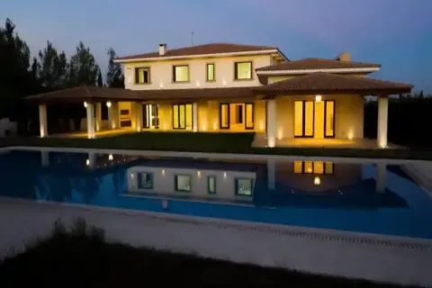 5 bedrooms House in Nicosia, Cyprus No. 39902 1