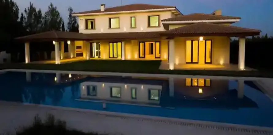 5 bedrooms House in Nicosia, Cyprus No. 39902