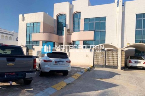 7 bedrooms Villa in Between Two Bridges, UAE No. 4320 8