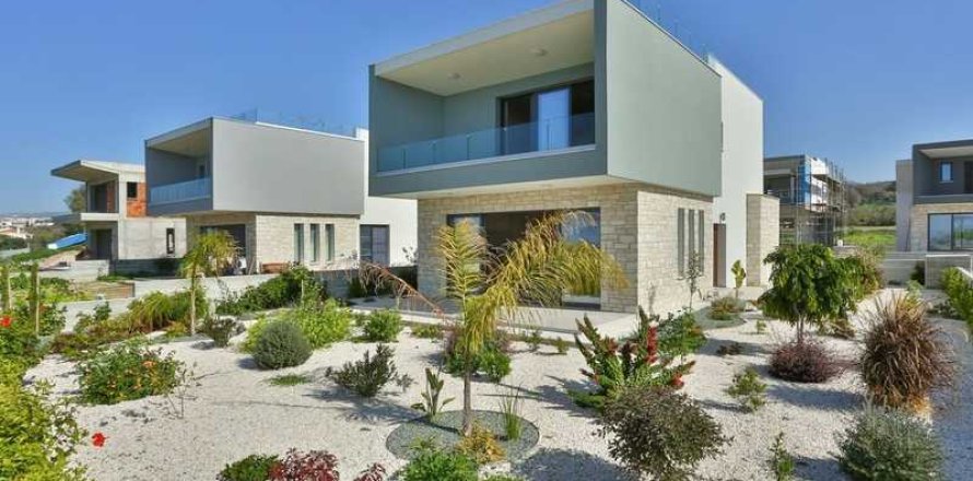 3 bedrooms House in Chloraka, Cyprus No. 30751