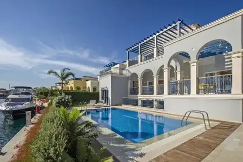 4 bedrooms Villa in Limassol, Cyprus No. 30753 1