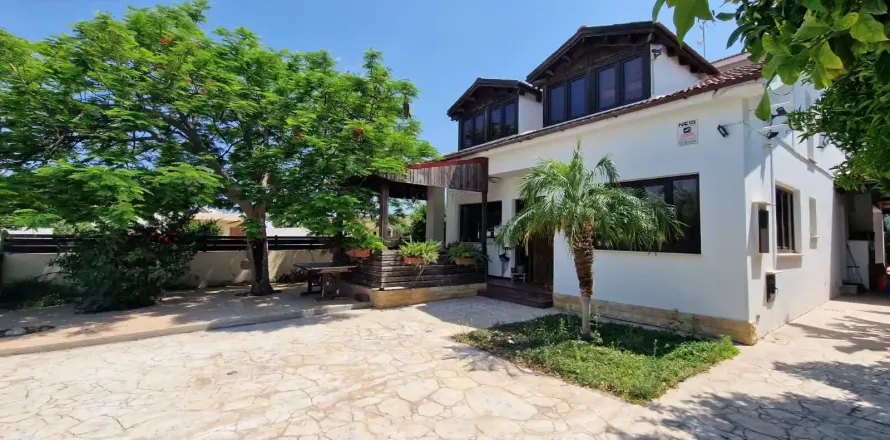 3 bedrooms Villa in Aradippou, Cyprus No. 30199