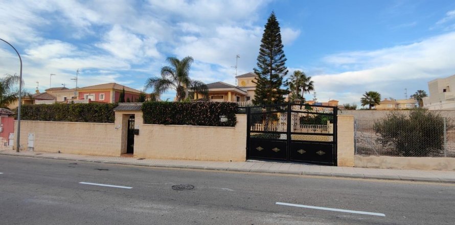 4 dormitorios Apartment en Torrevieja, Spain No. 26834