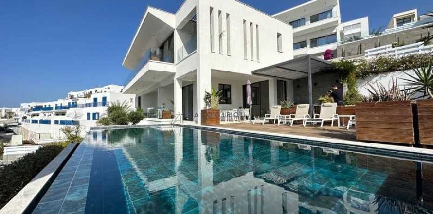 5 bedrooms House in Chloraka, Cyprus No. 76215