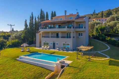 5 bedrooms Villa in Corfu, Greece No. 74772 2