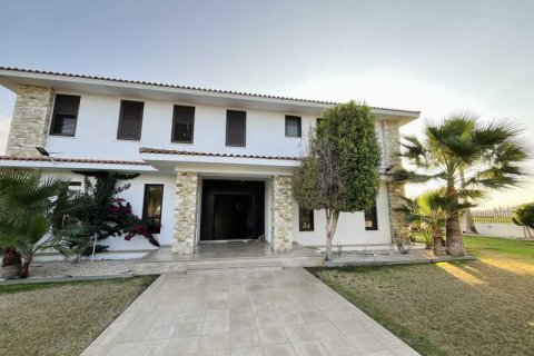 5 bedrooms House in Dromolaxia, Cyprus No. 72384 1